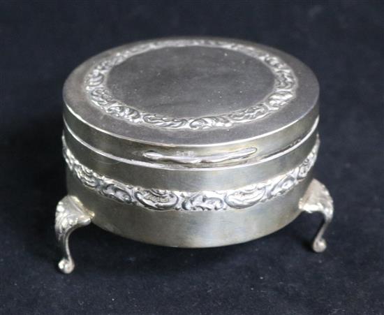 An Edwardian circular silver trinket box, 8cm.